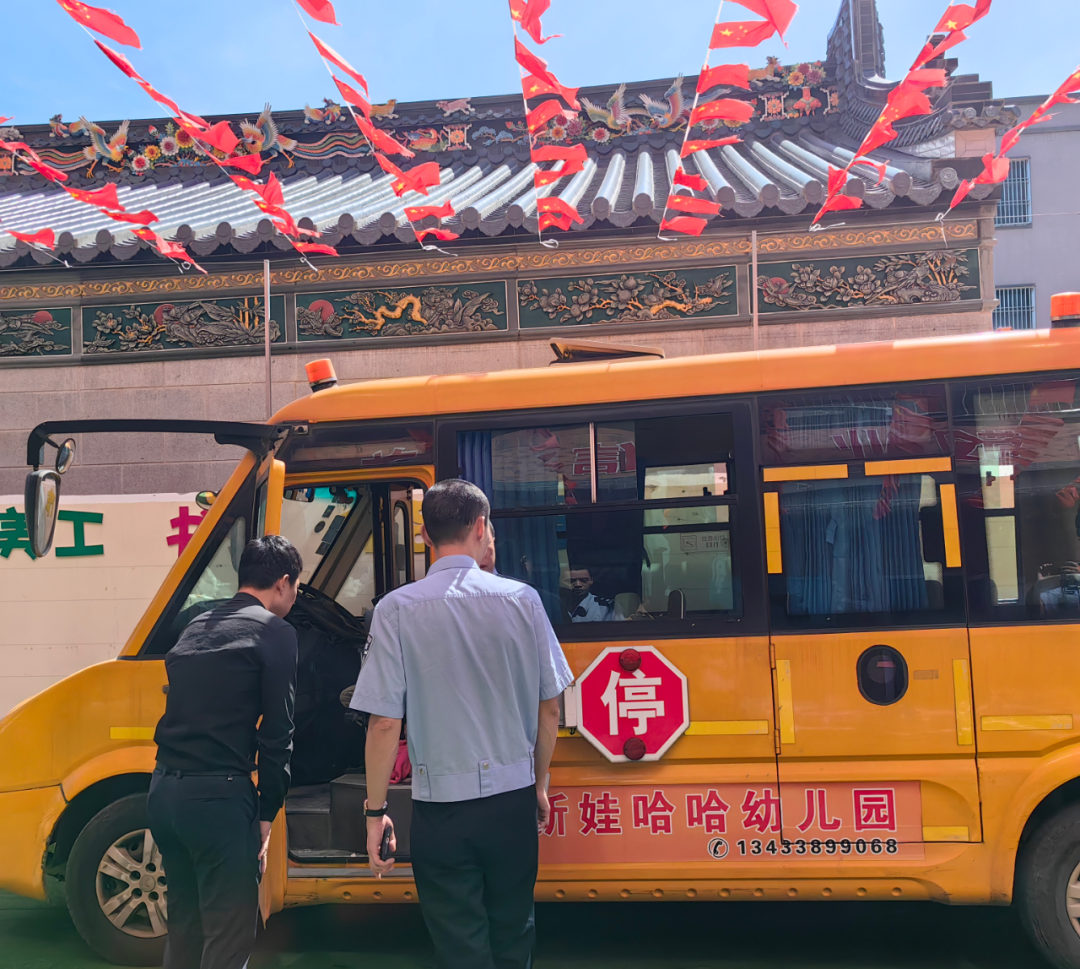 把好校車安全關(guān)!濠江交警走進(jìn)幼兒園開展校車安全檢查 圖片