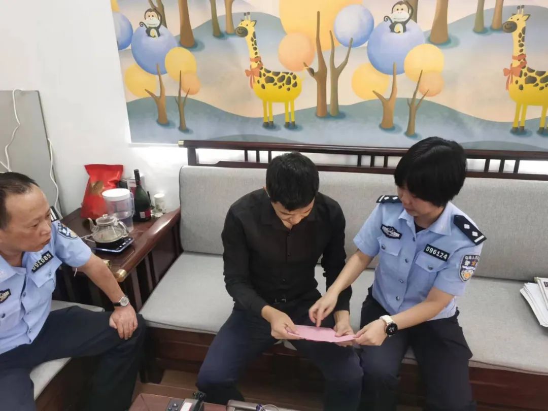 把好校車安全關(guān)!濠江交警走進(jìn)幼兒園開展校車安全檢查 圖片