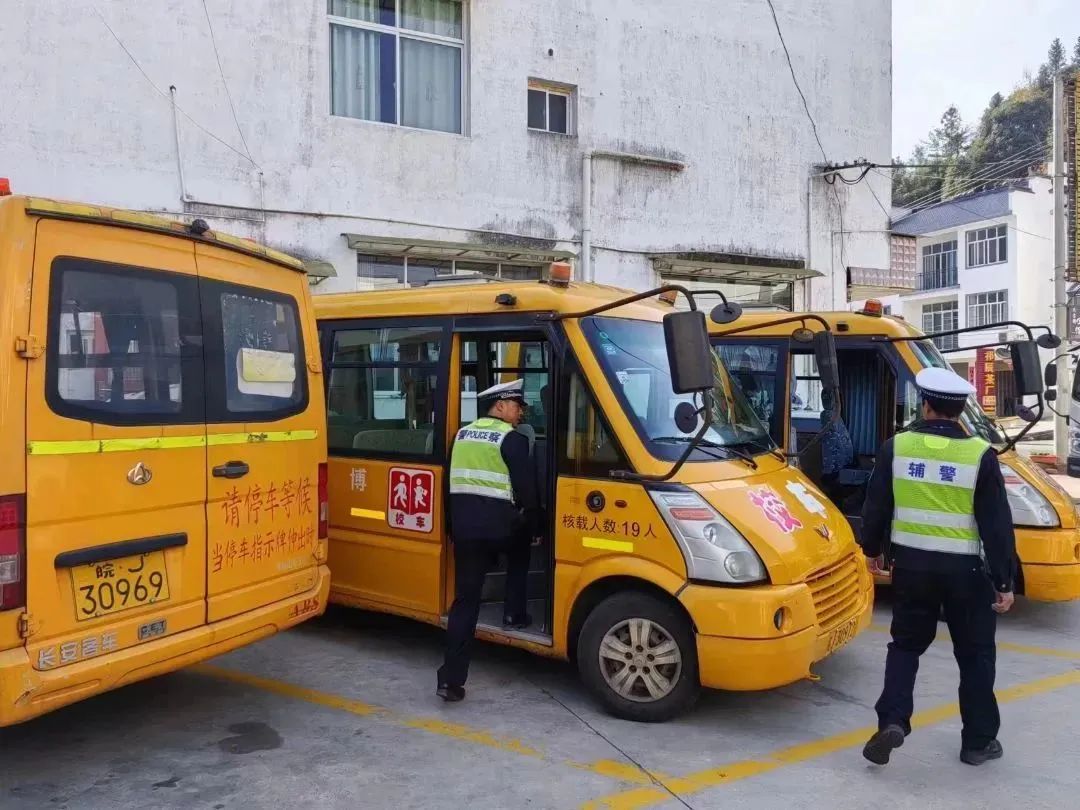 校車安全,交警來把關! 圖片