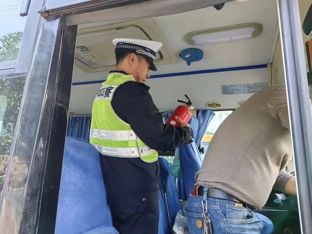 校車安全,交警來把關! 圖片