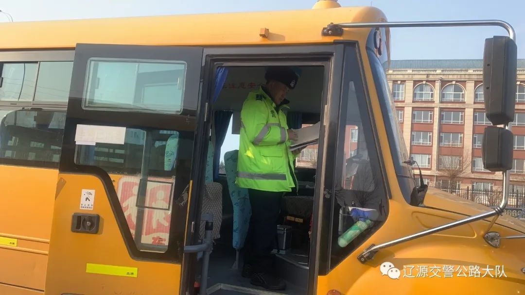 進學校丨檢校車排隱患,擰緊冬季校車出行“安全閥” 圖片