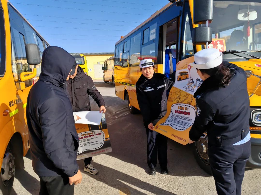 靈丘交警深入校車公司開展冬季交通安全宣傳 | 文明交通 你我同行 圖片
