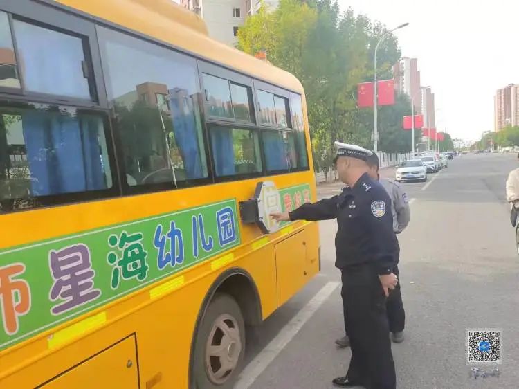 公安津南分局交警支隊:校車“大體檢” 護航上學路 圖片
