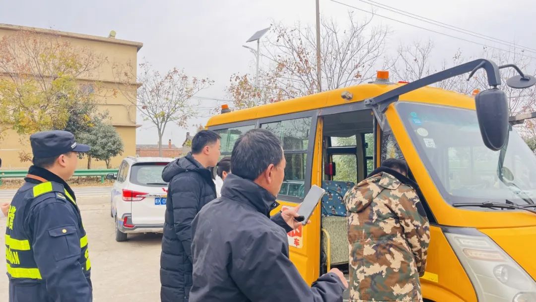 棗莊中心學校:強化校車安全檢查 護航學生平安出行 圖片
