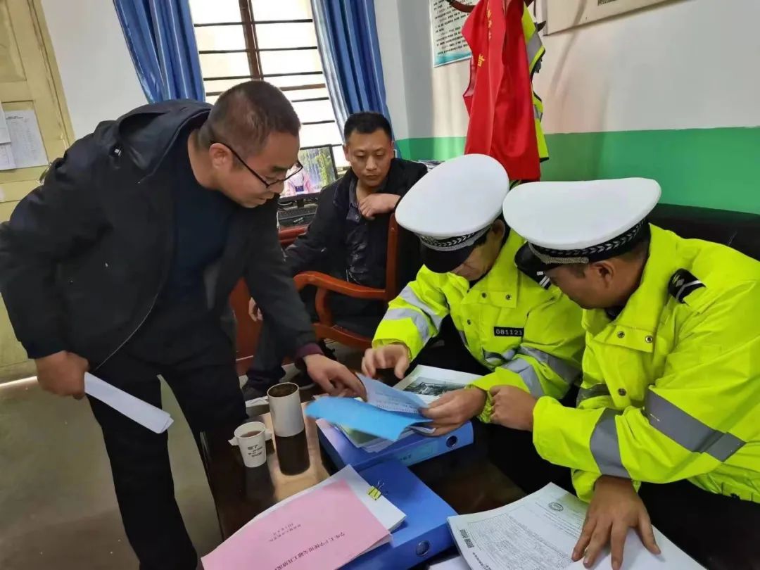 【貫徹落實“嚴管十條”】涼州公安交警嚴把校車“體檢”關 圖片