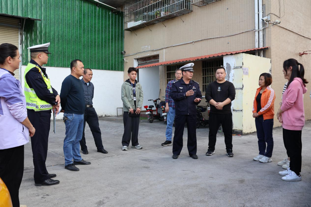 擰緊校車出行“安全閥”,多部門開展校車安全檢查 圖片