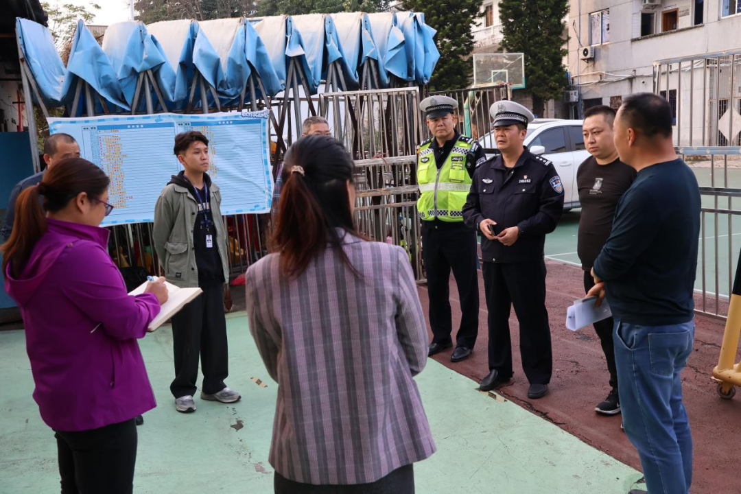 擰緊校車出行“安全閥”,多部門開展校車安全檢查 圖片