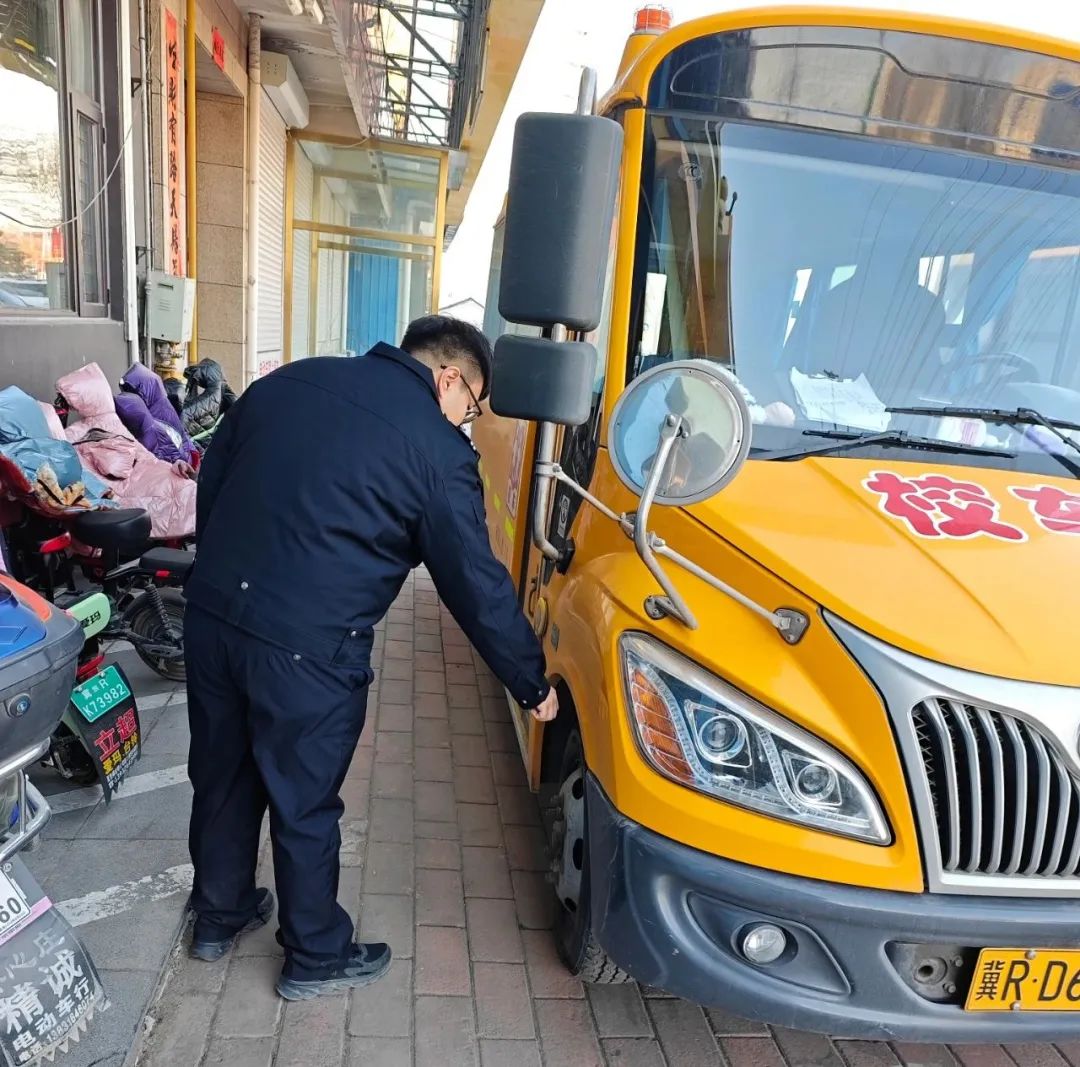 大廠交警開展校車安全大檢查,擰緊校車出行“安全閥” 圖片