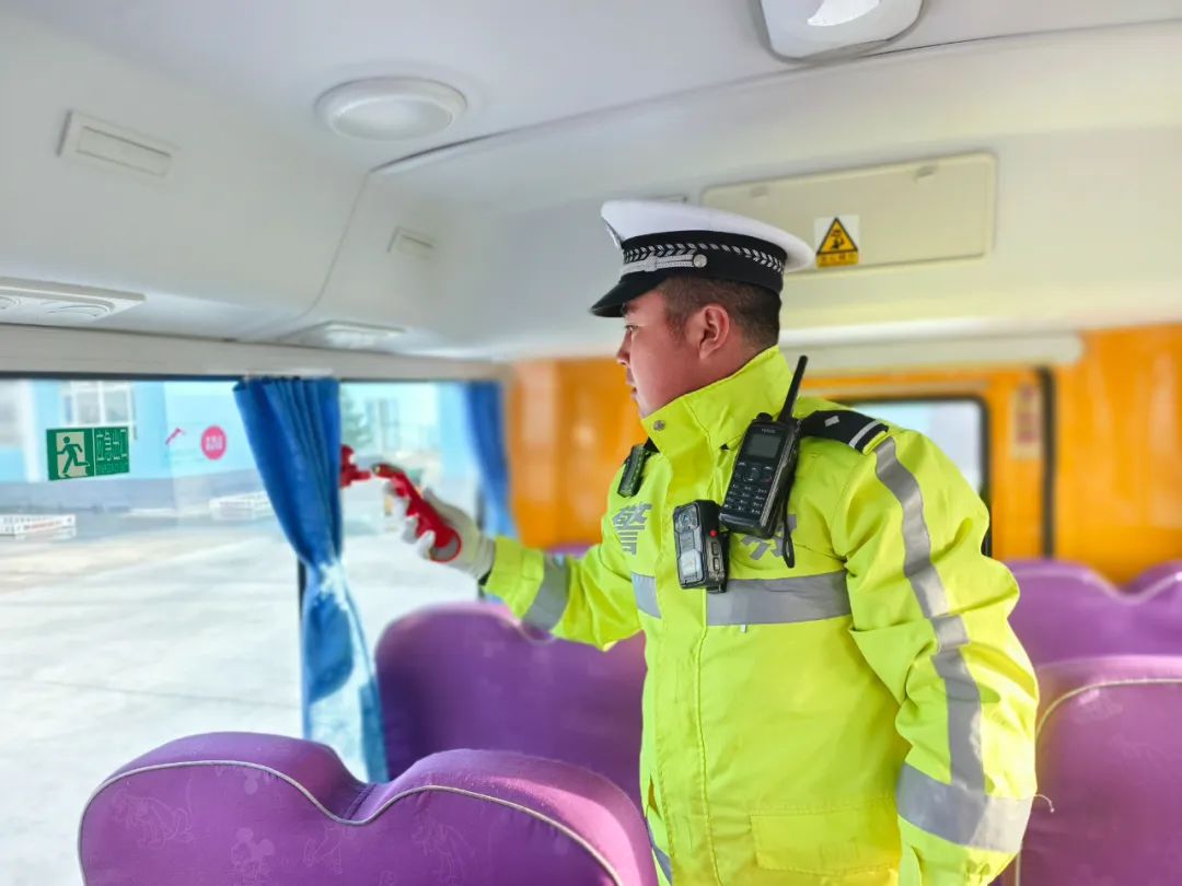 哈巴河交警強化校車安全“大檢查” 擰緊上學放學“安全閥” 圖片