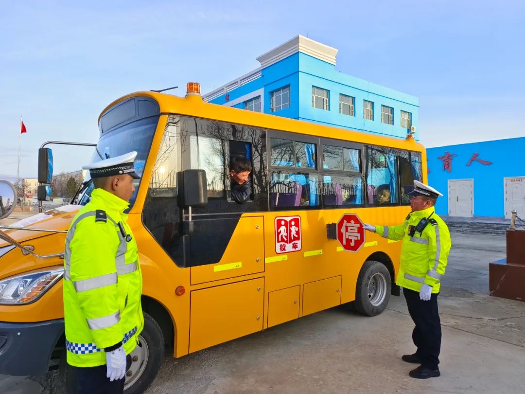 哈巴河交警強化校車安全“大檢查” 擰緊上學放學“安全閥” 圖片