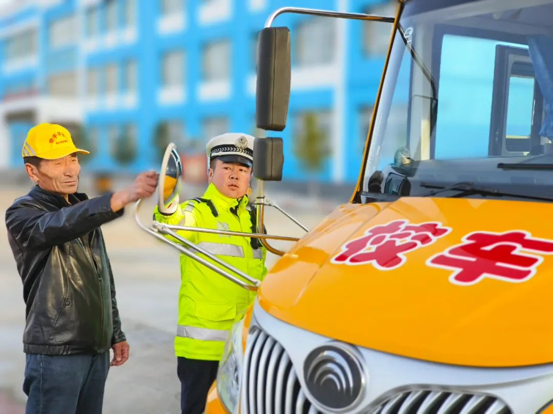 哈巴河交警強化校車安全“大檢查” 擰緊上學放學“安全閥” 圖片