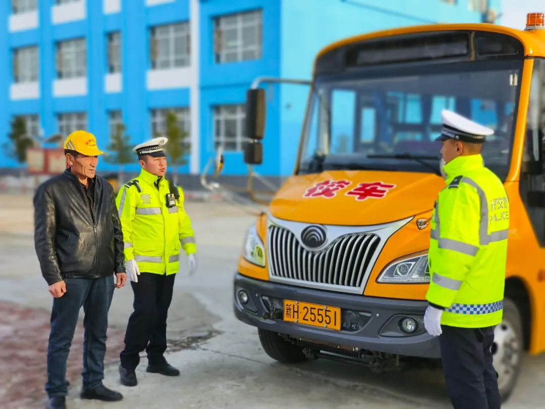 哈巴河交警強化校車安全“大檢查” 擰緊上學放學“安全閥” 圖片