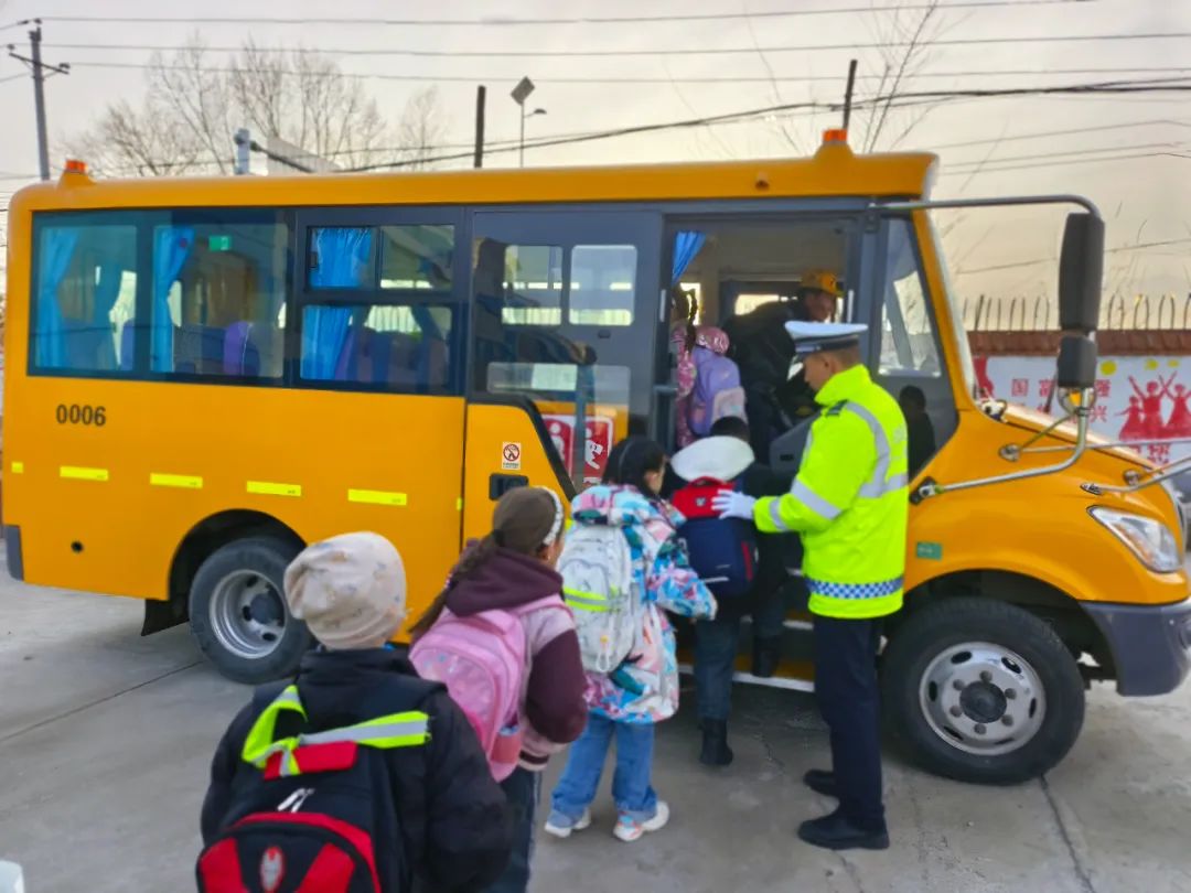 哈巴河交警強化校車安全“大檢查” 擰緊上學放學“安全閥” 圖片