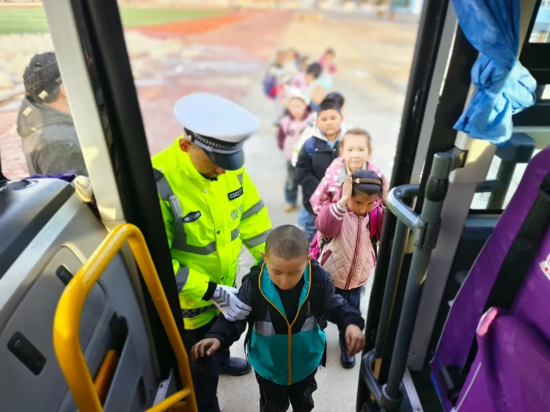 哈巴河交警強化校車安全“大檢查” 擰緊上學放學“安全閥” 圖片