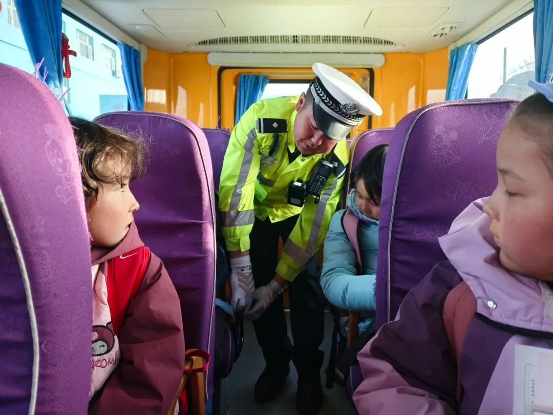 哈巴河交警強化校車安全“大檢查” 擰緊上學放學“安全閥” 圖片