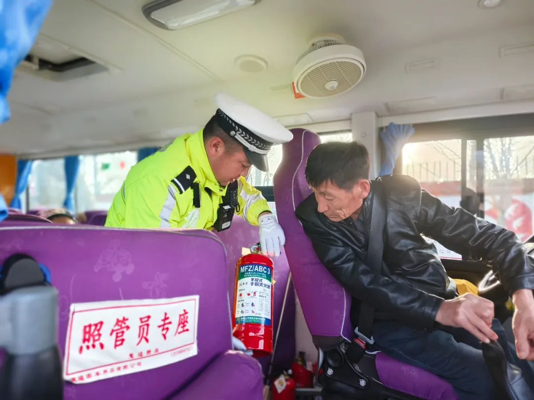 哈巴河交警強化校車安全“大檢查” 擰緊上學放學“安全閥” 圖片