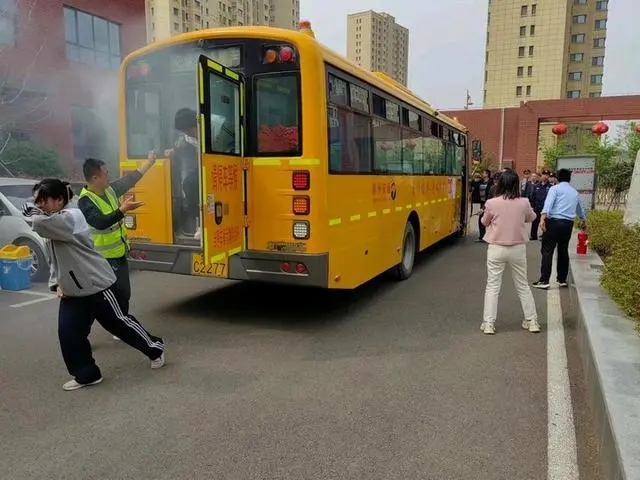 滕州市公安局到學校開展校車火情消防演練安全培訓與應急疏散演練活動/ 滕州市公安局到學校開展校車火情消防演練安全培訓與應急疏散演練活動