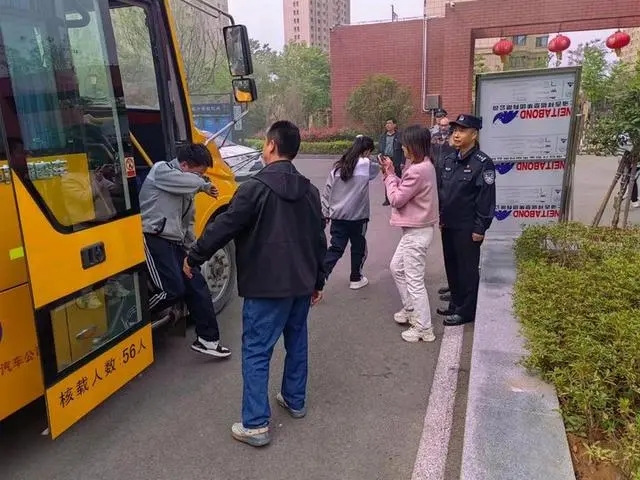 滕州市公安局到學校開展校車火情消防演練安全培訓與應急疏散演練活動/ 滕州市公安局到學校開展校車火情消防演練安全培訓與應急疏散演練活動