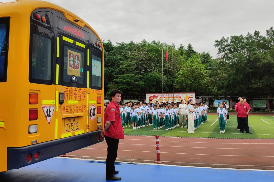 廣州巴士集團二分公司聯合白云區東輝小學開展校車應急疏散演練/ 圖片