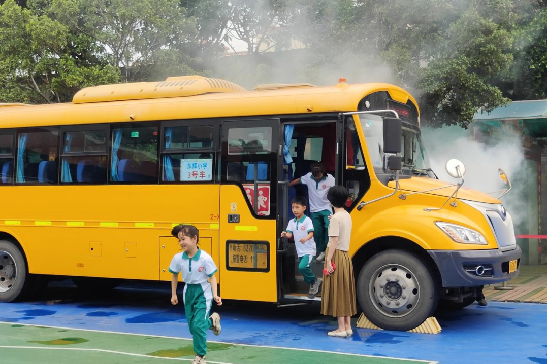 廣州巴士集團二分公司聯合白云區東輝小學開展校車應急疏散演練/ 圖片