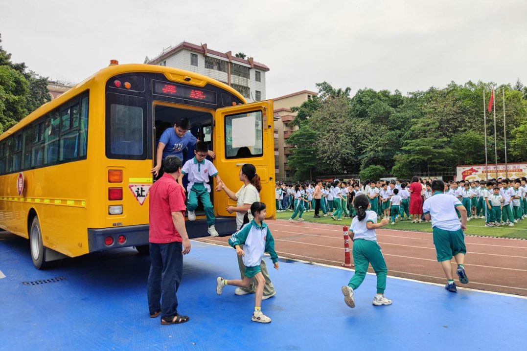 廣州巴士集團二分公司聯合白云區東輝小學開展校車應急疏散演練/ 廣州巴士集團二分公司聯合白云區東輝小學開展校車應急疏散演練