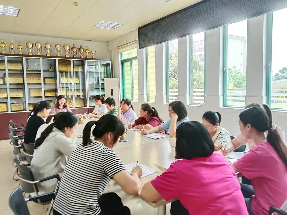 安全乘車，平安“童”行——2023學(xué)年下學(xué)期校車安全應(yīng)急演練