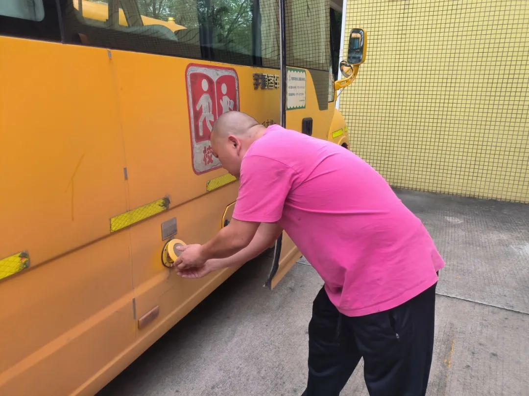 安全乘車，平安“童”行——2023學(xué)年下學(xué)期校車安全應(yīng)急演練