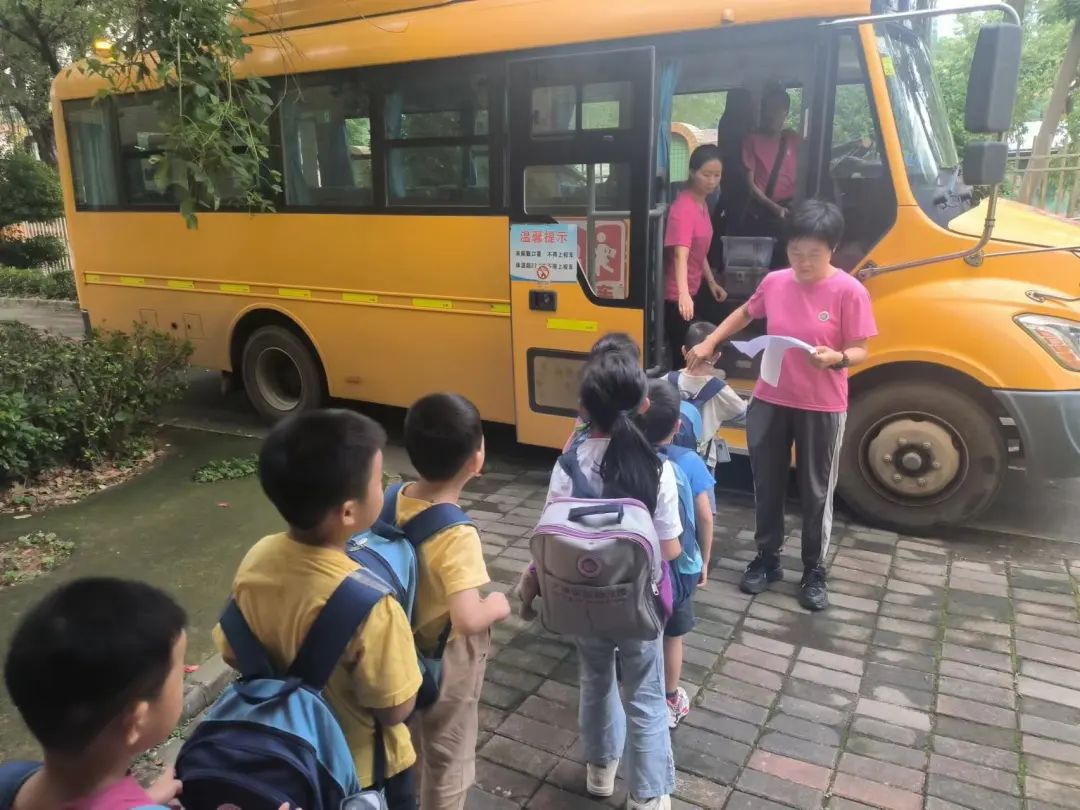 安全乘車，平安“童”行——2023學(xué)年下學(xué)期校車安全應(yīng)急演練