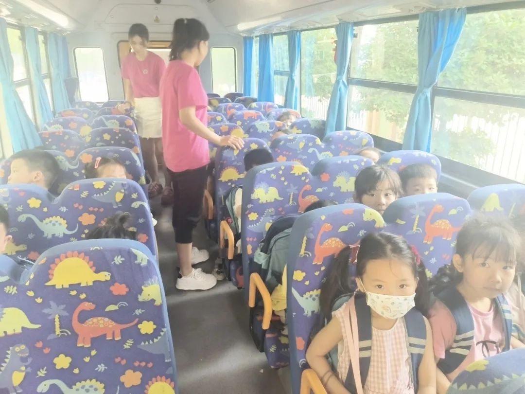 安全乘車，平安“童”行——2023學(xué)年下學(xué)期校車安全應(yīng)急演練