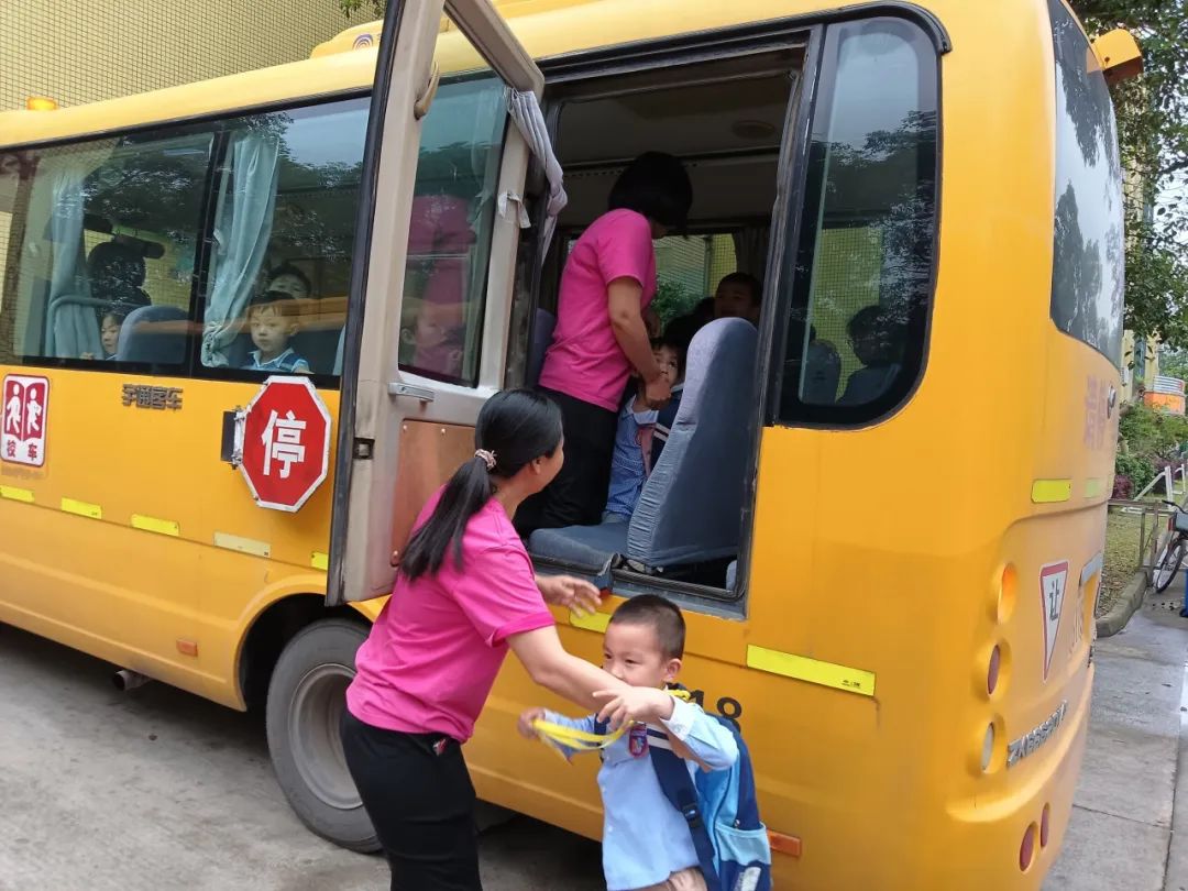 安全乘車，平安“童”行——2023學(xué)年下學(xué)期校車安全應(yīng)急演練