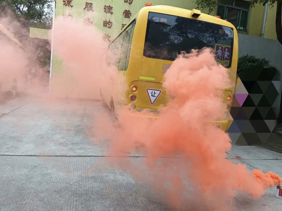 安全乘車，平安“童”行——2023學(xué)年下學(xué)期校車安全應(yīng)急演練