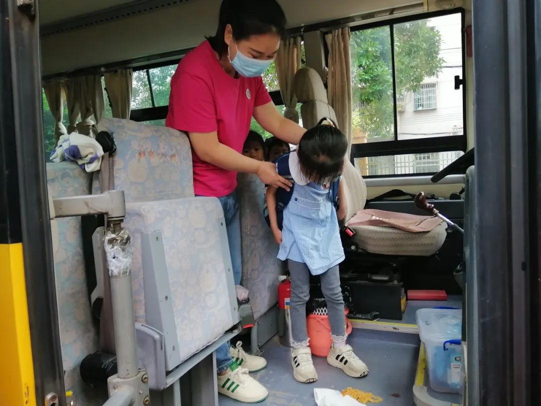 安全乘車，平安“童”行——2023學(xué)年下學(xué)期校車安全應(yīng)急演練