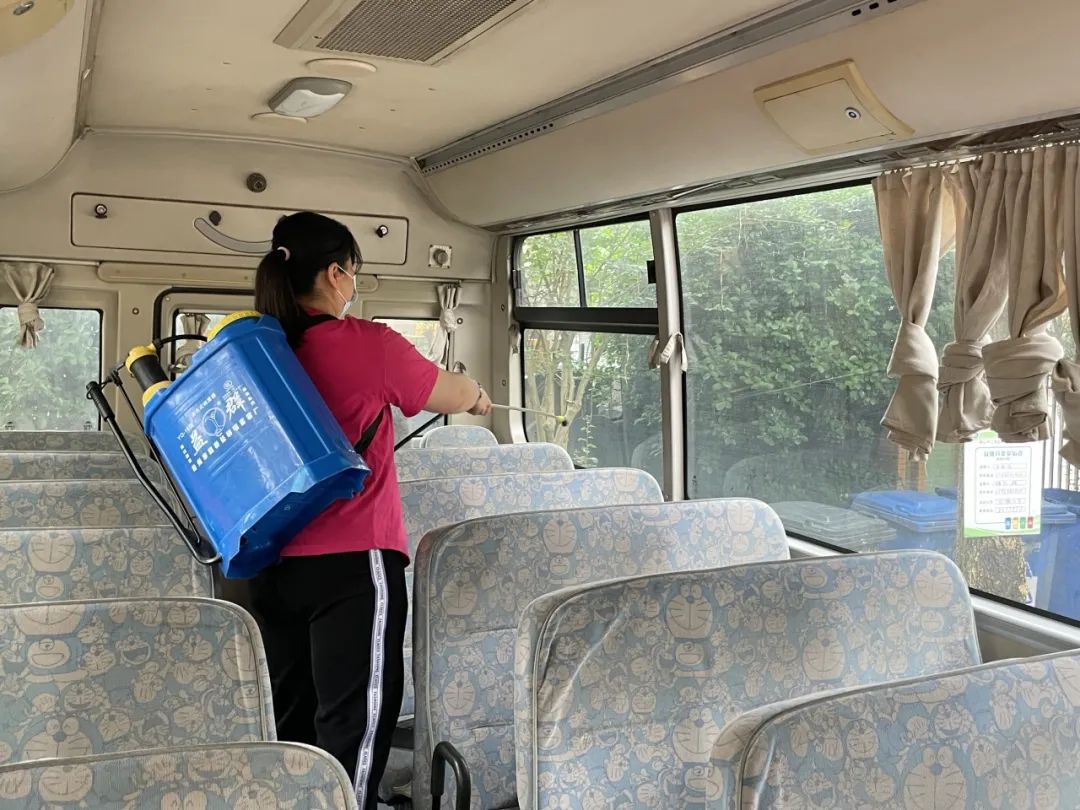 安全乘車，平安“童”行——2023學(xué)年下學(xué)期校車安全應(yīng)急演練