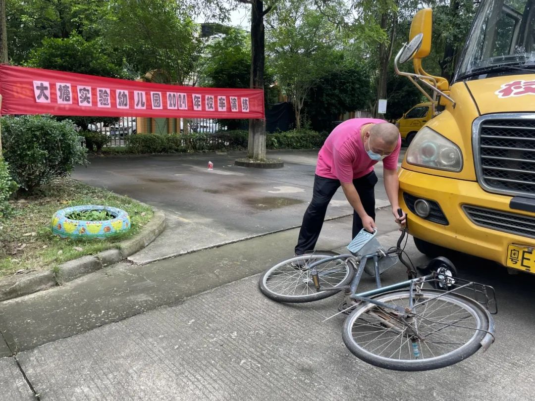 安全乘車，平安“童”行——2023學(xué)年下學(xué)期校車安全應(yīng)急演練