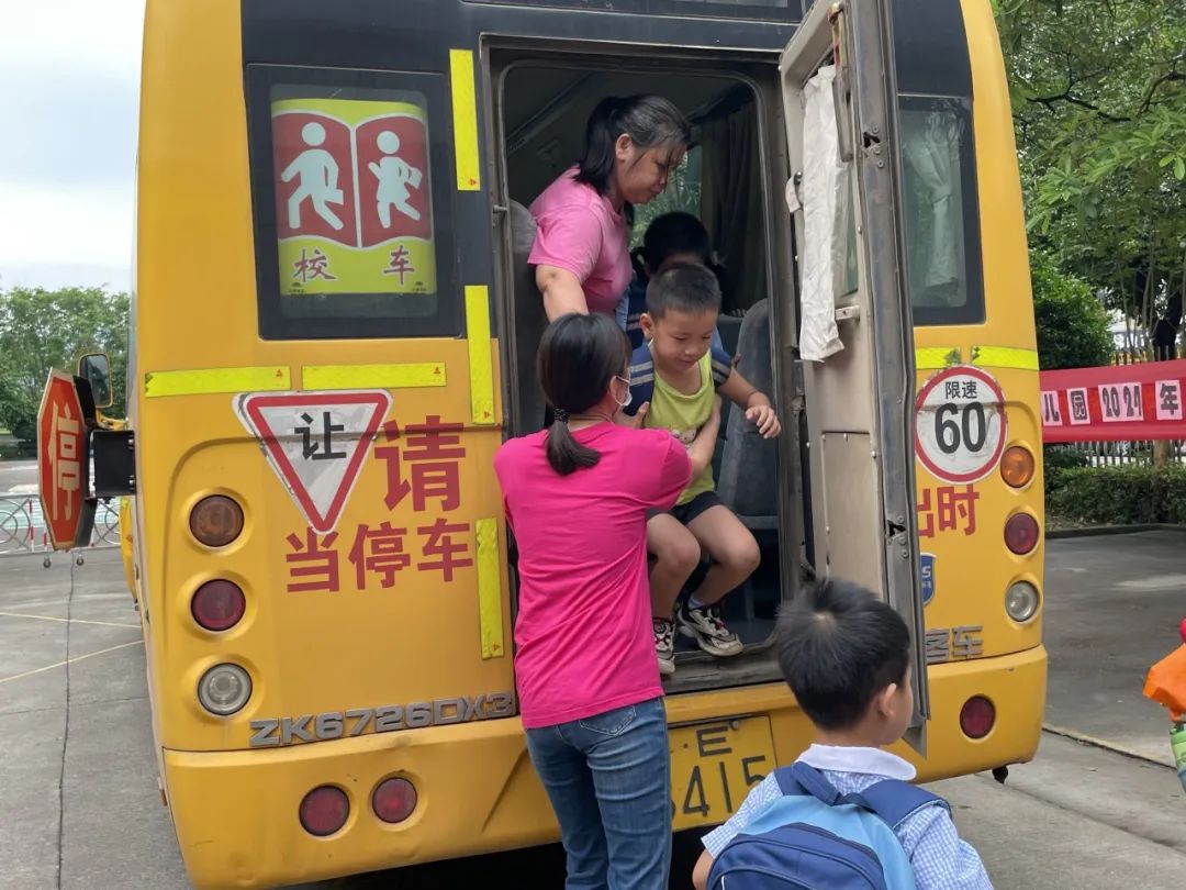 安全乘車，平安“童”行——2023學(xué)年下學(xué)期校車安全應(yīng)急演練