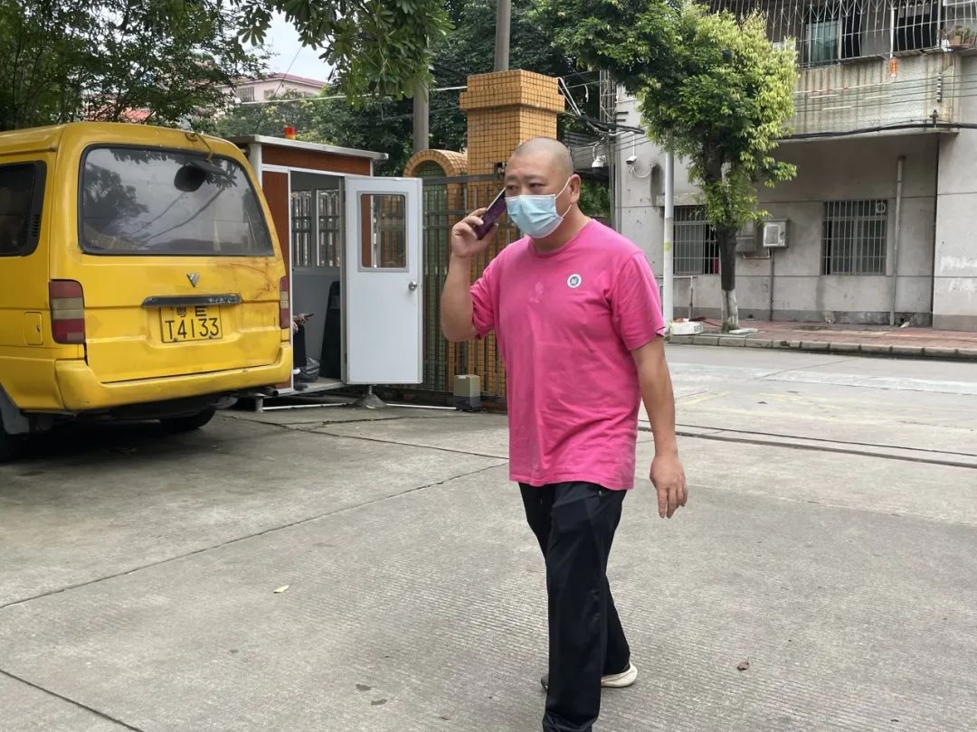 安全乘車，平安“童”行——2023學(xué)年下學(xué)期校車安全應(yīng)急演練