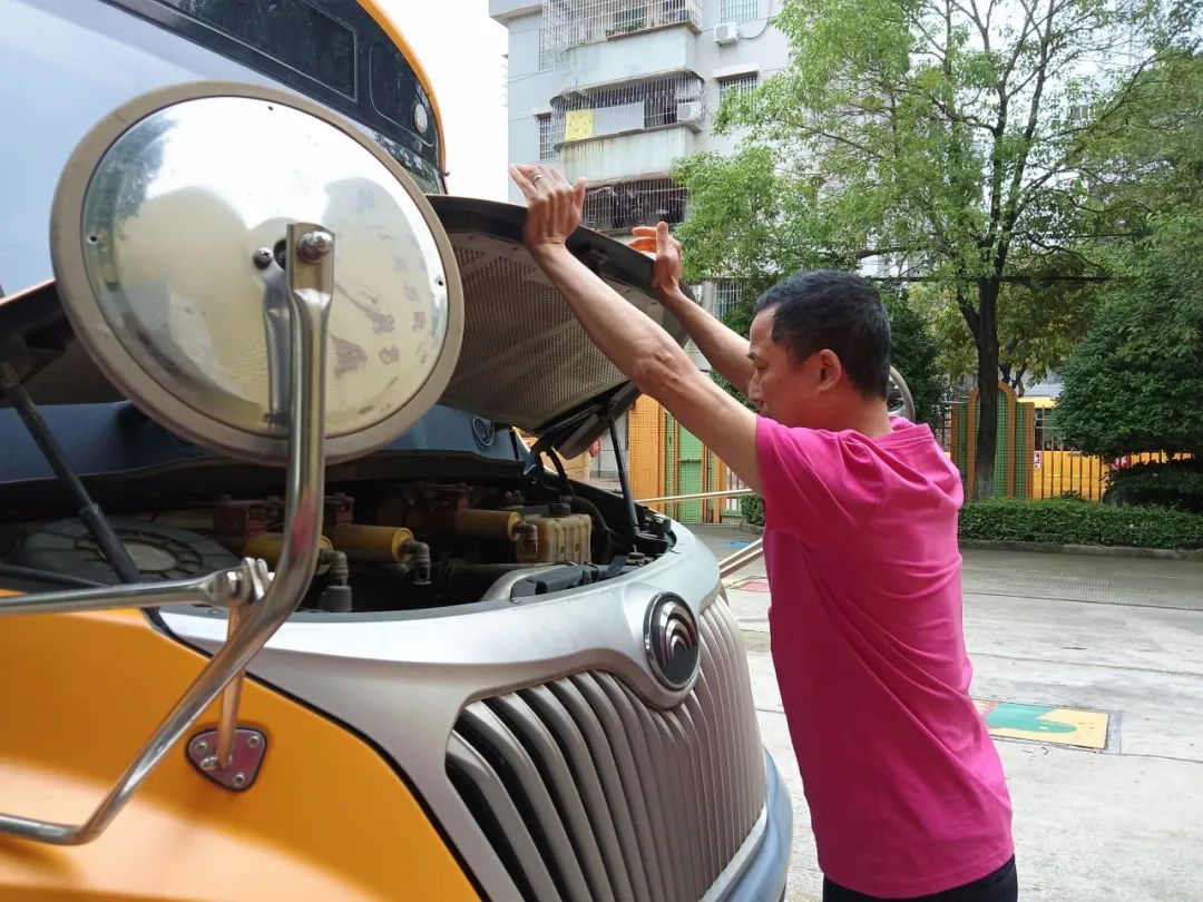 安全乘車，平安“童”行——2023學(xué)年下學(xué)期校車安全應(yīng)急演練