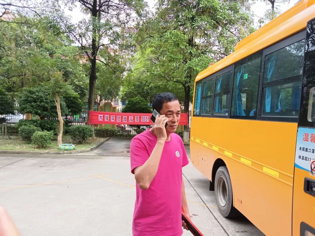 安全乘車，平安“童”行——2023學(xué)年下學(xué)期校車安全應(yīng)急演練