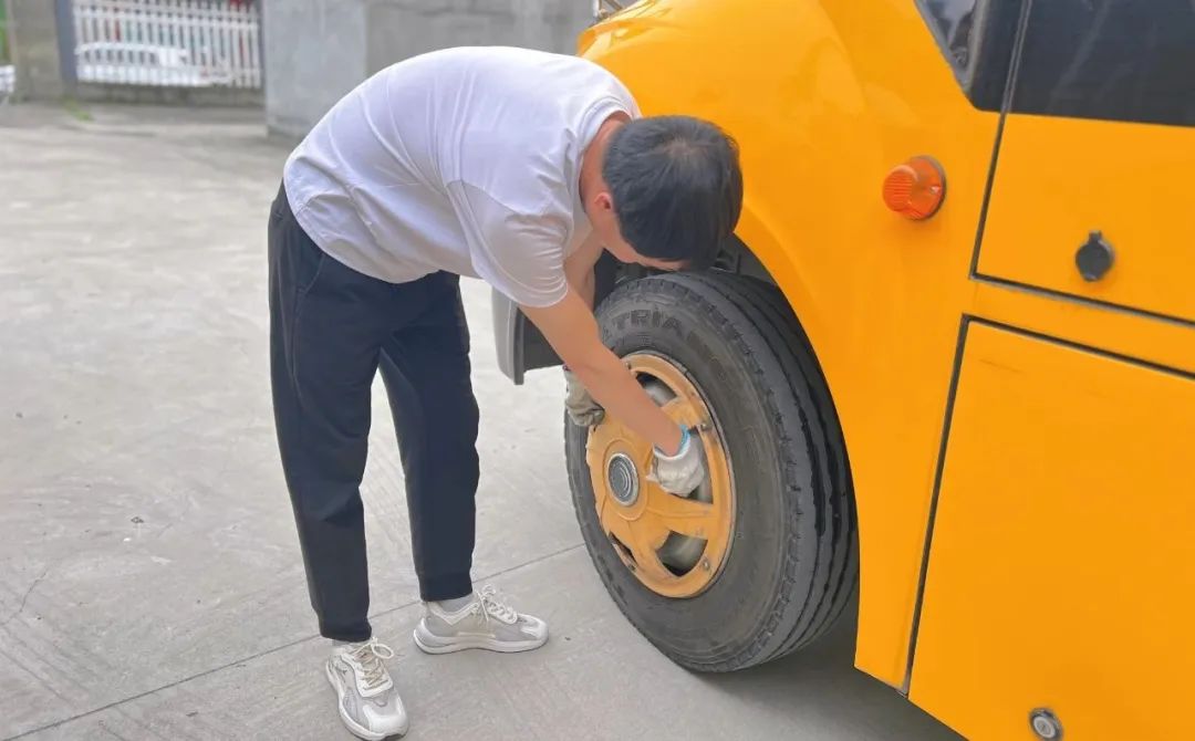 嚴(yán)把校車“安全關(guān)”，守護(hù)平安上學(xué)路|安康高新第二幼兒園校車安全排查