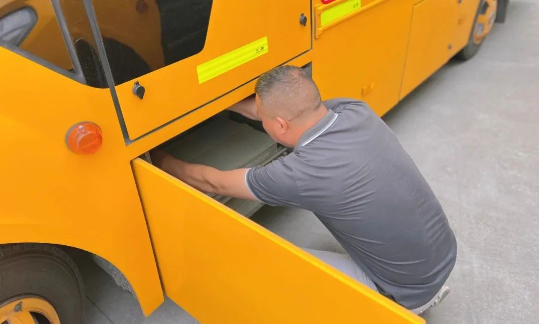 嚴(yán)把校車“安全關(guān)”，守護(hù)平安上學(xué)路|安康高新第二幼兒園校車安全排查