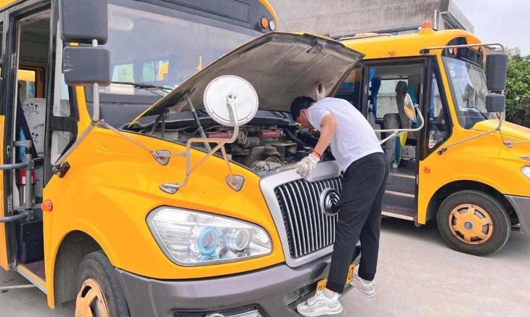 嚴(yán)把校車“安全關(guān)”，守護(hù)平安上學(xué)路|安康高新第二幼兒園校車安全排查