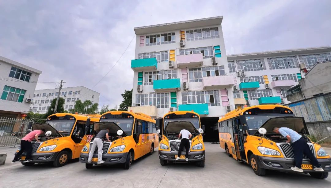 嚴(yán)把校車“安全關(guān)”，守護(hù)平安上學(xué)路|安康高新第二幼兒園校車安全排查