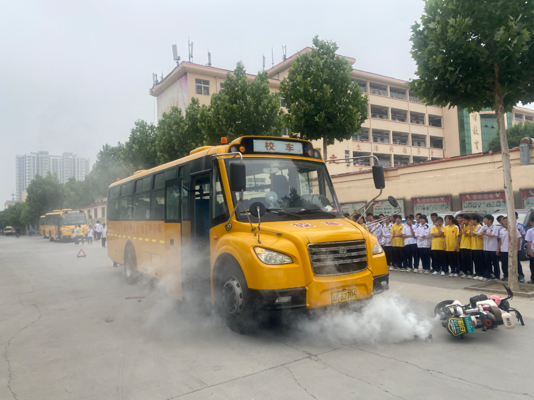 校車應(yīng)急演練 筑牢安全防線 圖片