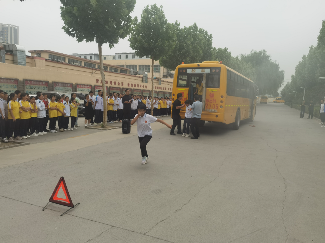 校車應(yīng)急演練 筑牢安全防線 圖片