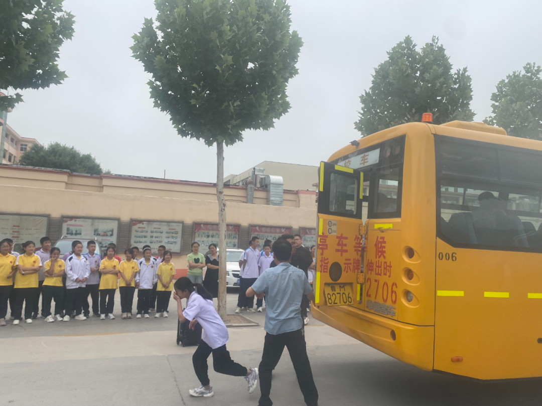 校車應(yīng)急演練 筑牢安全防線 圖片
