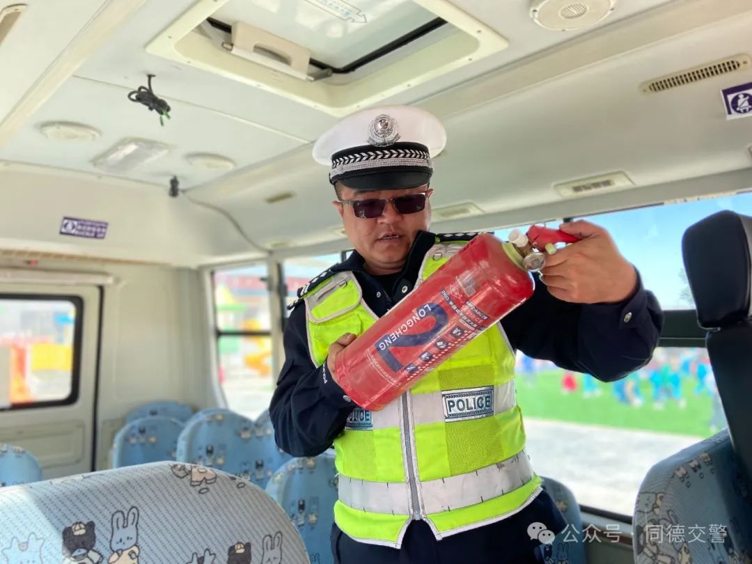 關注學生乘車安全 同德交警開展校車安全大檢查 圖片