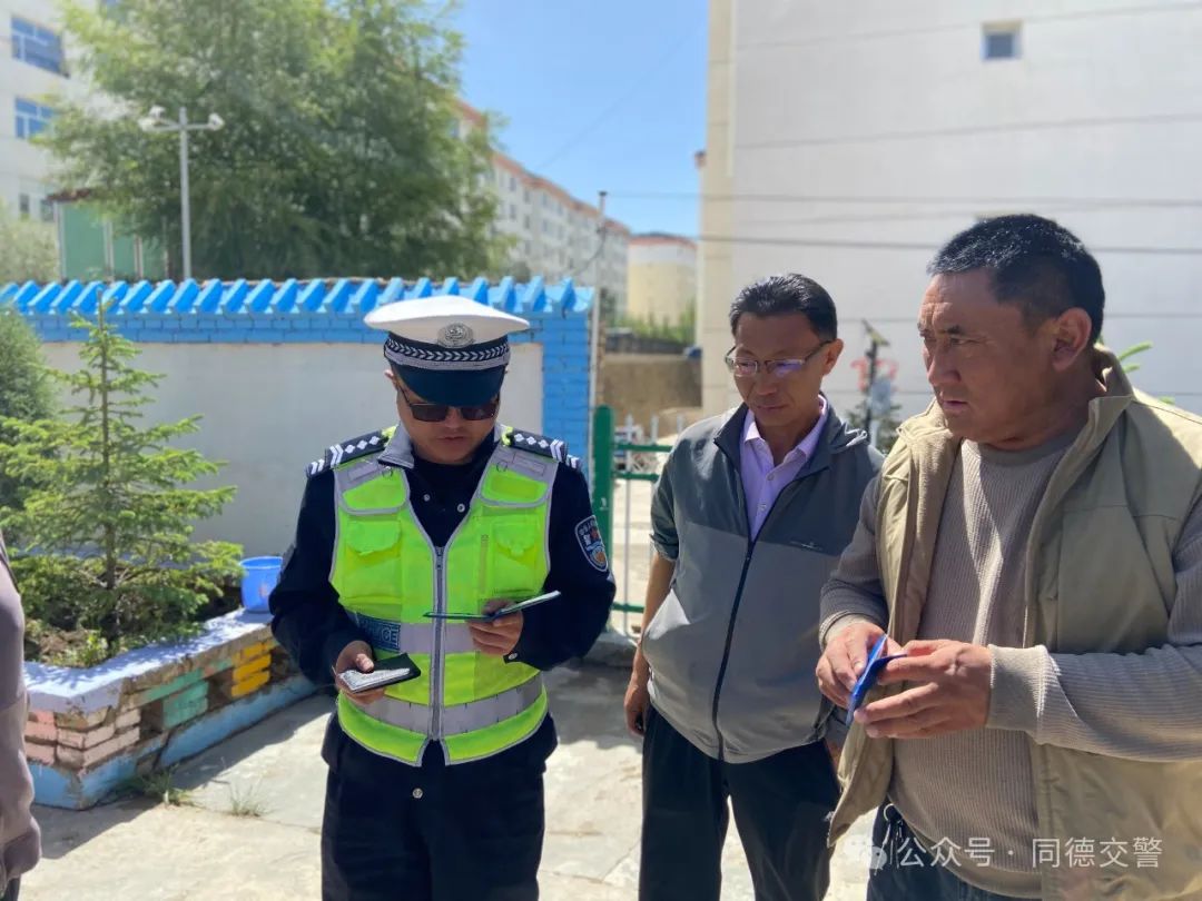 關注學生乘車安全 同德交警開展校車安全大檢查 圖片