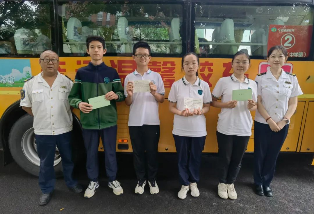 雙向奔赴 愛有回聲|溫馨校車駕駛員和隨車照管員獲家長(zhǎng)感謝信致謝 圖片