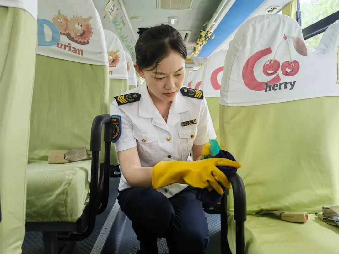 雙向奔赴 愛有回聲|溫馨校車駕駛員和隨車照管員獲家長(zhǎng)感謝信致謝 圖片