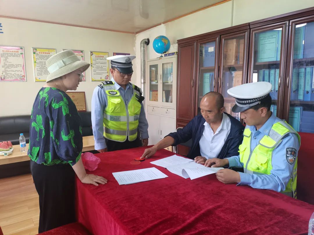 【開學季】臨潭公安交警開展校車安全檢查 圖片